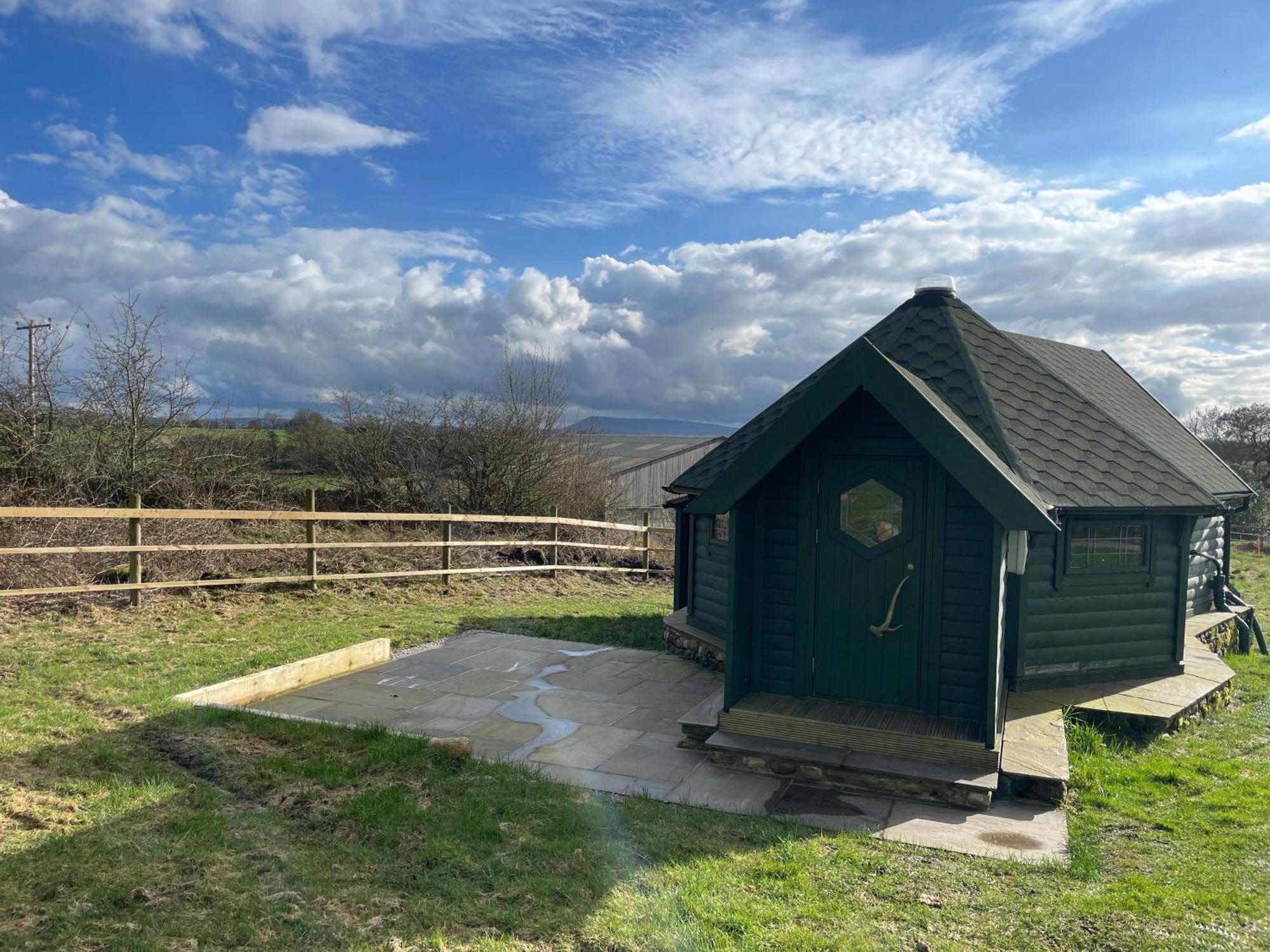 Holly Tree Glamping Cabins Wigglesworth Exterior foto